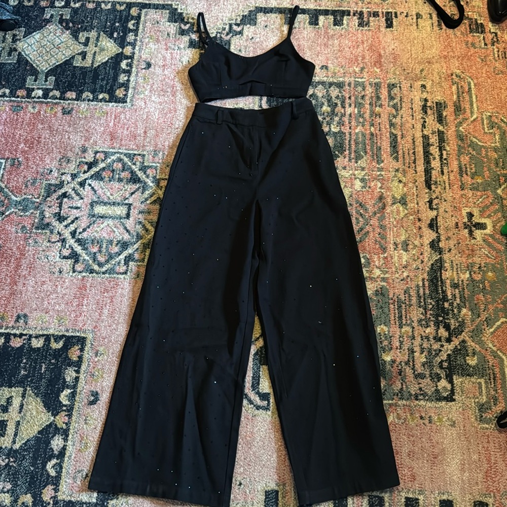 House of Harlow 1960 black stud 2 piece set. 
Top 6
Pants 6